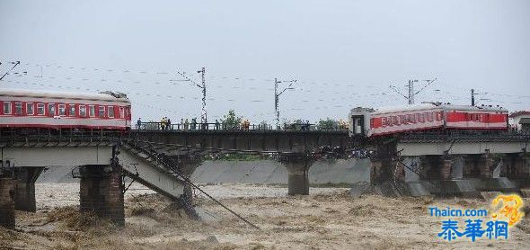 宝成线列车2节车厢坠江 司机感到车厢下沉刹车