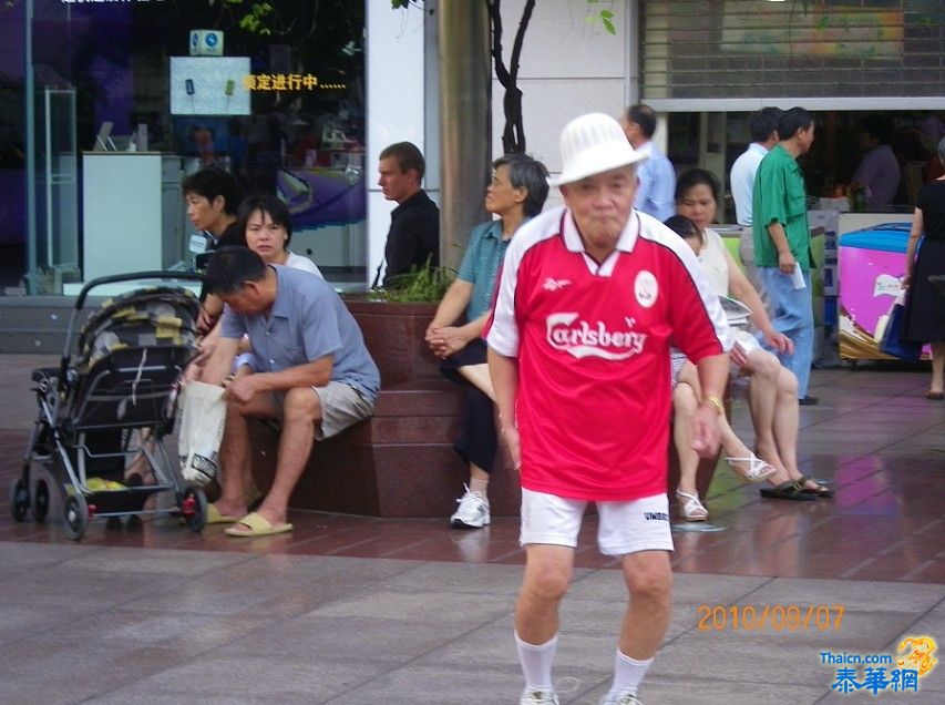 上海南京路步行街拍到一位跳午爷爷