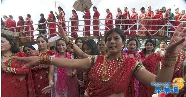 尼泊尔妇女庆祝神圣节日