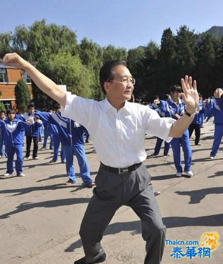 温家宝与河北中学生打太极拳