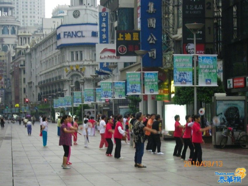 上海南京东路步行街雨中的民间晨练