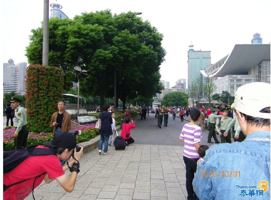 [中国国庆节的上海]-----人民广场升旗