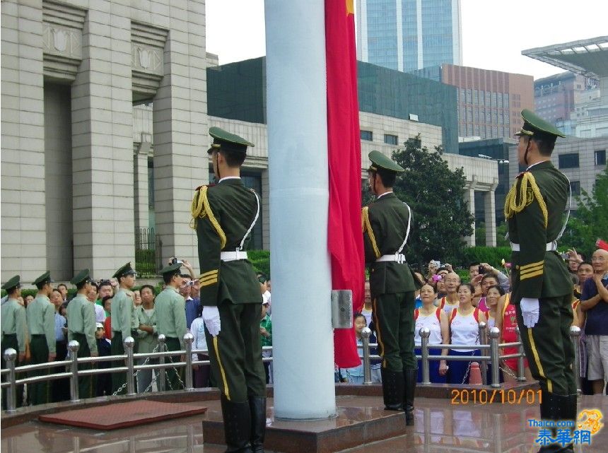 [中国国庆节的上海]-----人民广场升旗