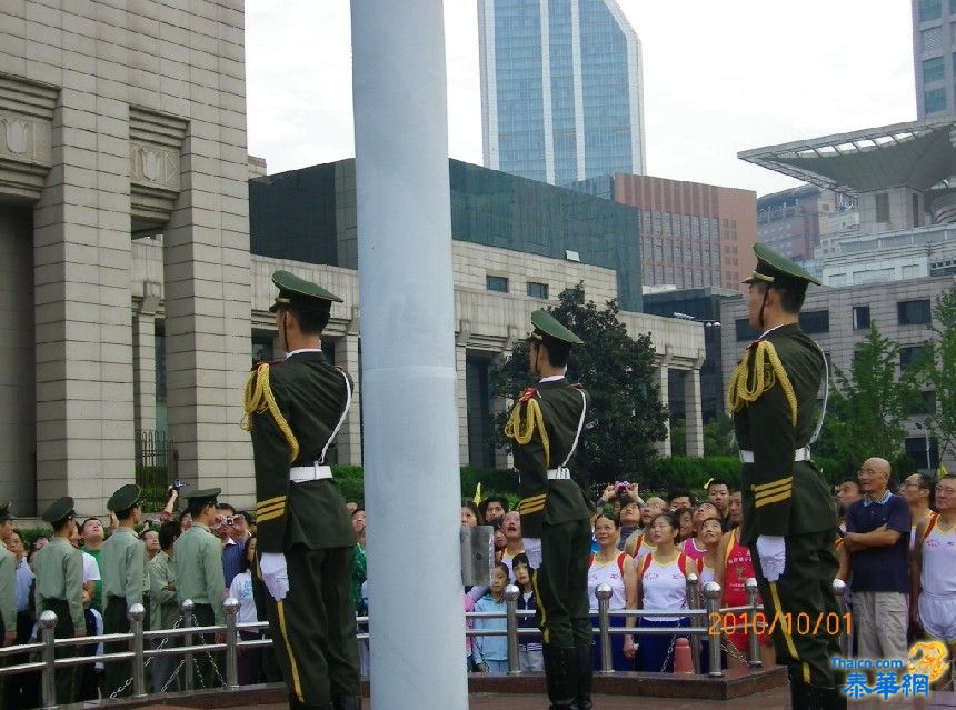 [中国国庆节的上海]-----人民广场升旗