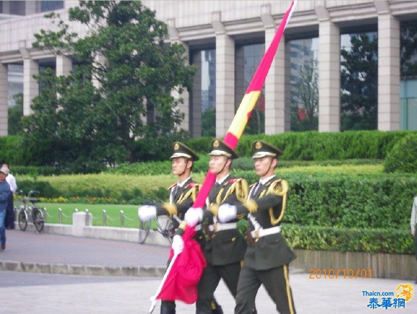 [中国国庆节的上海]-----人民广场升旗