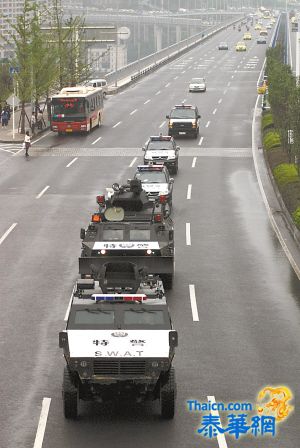 重庆特警国庆期间开装甲车巡逻维稳