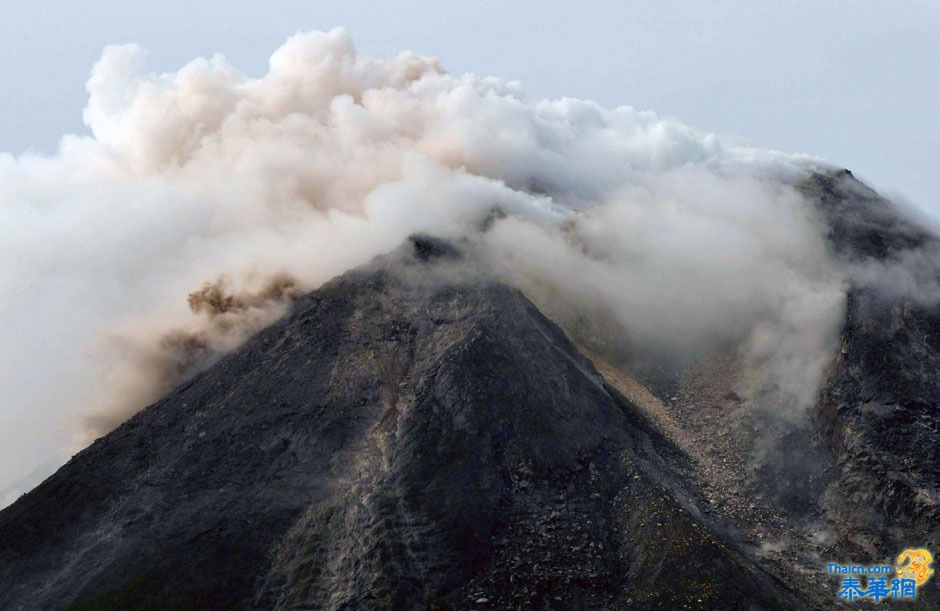 印尼火山爆发响如惊雷 数十村民被烫死