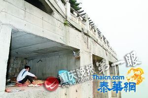 富二代男青年迷恋赌博输光家产后睡桥洞
