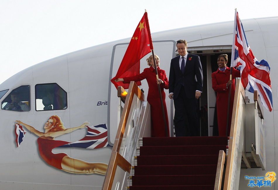 英首相访华 亲手拎红箱