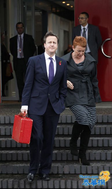 英首相访华 亲手拎红箱