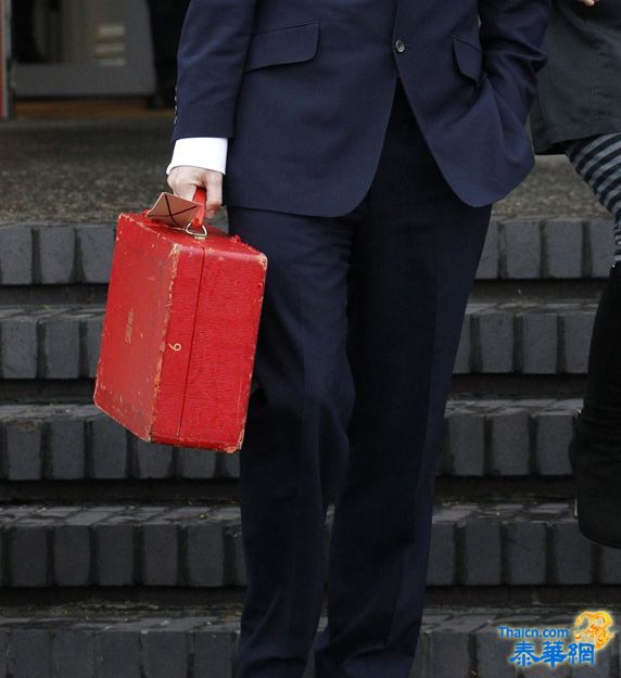 英首相访华 亲手拎红箱