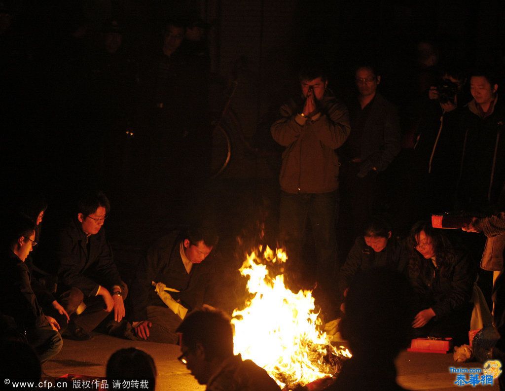 上海火灾遇难者家属焚香烧纸祭奠逝者