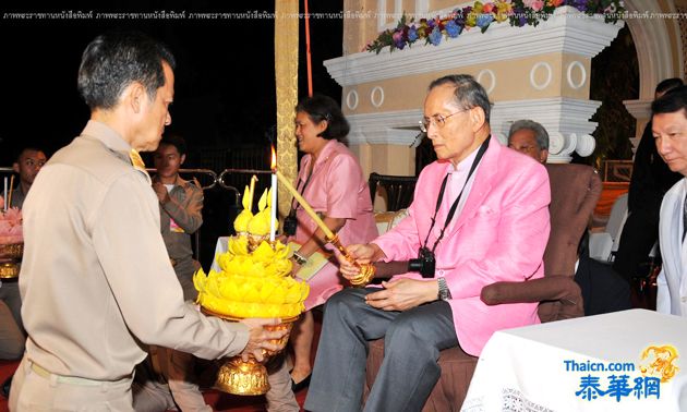 ปีติในหลวงเสด็จลอยพระประทีป