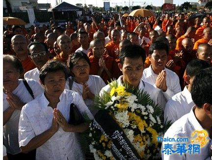 柬埔寨踩踏惨剧逾千人死伤 民众凭吊