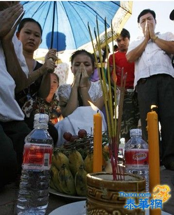 柬埔寨踩踏惨剧逾千人死伤 民众凭吊