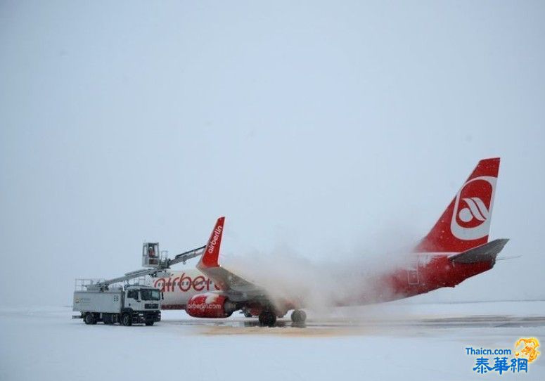 欧洲多国遭遇暴雪严寒 飞机被冻住