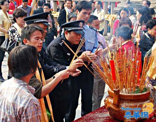 民警穿警服烧香祈拜？ 佛山警方正核查此事