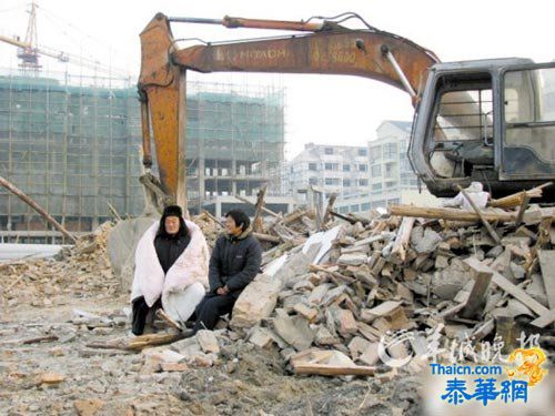 8旬老兵智斗强拆者 缴获挖掘机网上拍卖