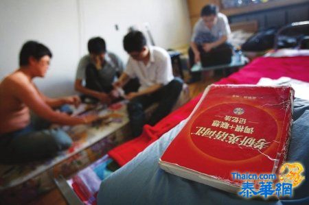 蚁族研究生比例翻高4倍 高学历不标志高收入