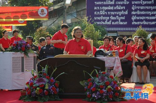 大年初一的曼谷唐人街耀华力路到处悬挂着大红灯笼和春联春贴洋溢着浓浓的年味