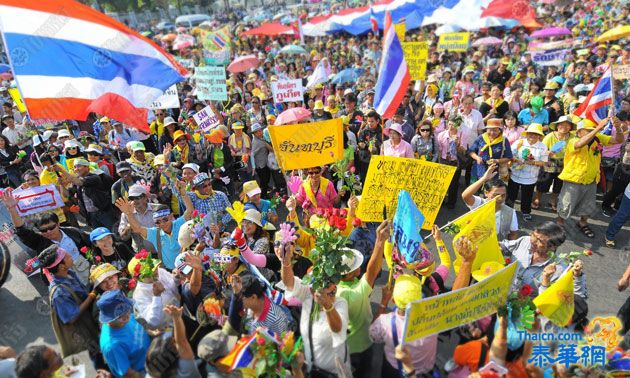 พธม.ยืนกราน ชุมนุมต่อ แต่ยังไร้ข้อสรุปมาตรการโต้รัฐบาล