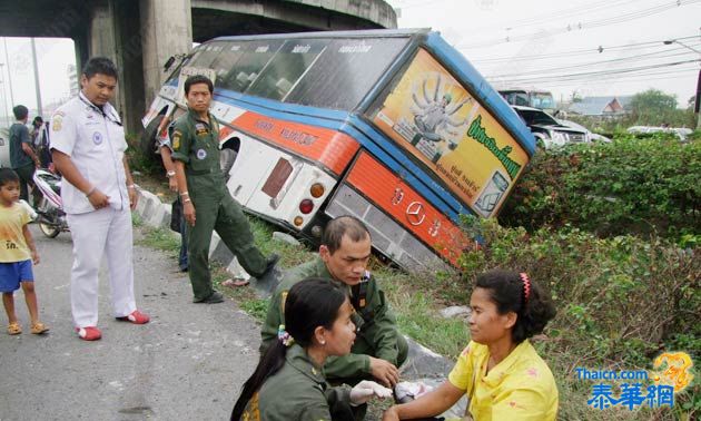 บัสบขส.ซิ่งตกถนน ผู้โดยสารเจ็บระนาว