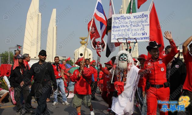 เสื้อแดงพรึ่บราชดำเนิน รอ'ทักษิณ'โฟนอิน