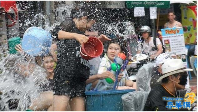 整个城市玩泼水