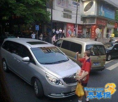 外籍男子中国广州街头拦截逆行公车 丢了谁的脸