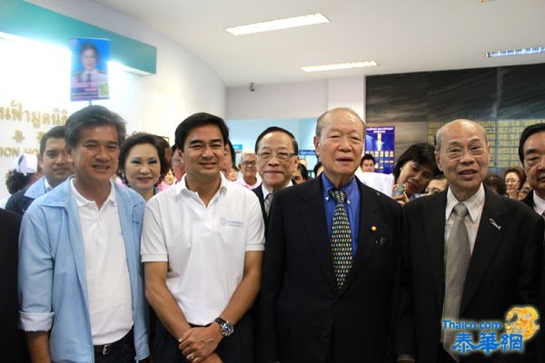 1日12點阿披實冒雨拜訪天華醫院為選舉做最後衝刺