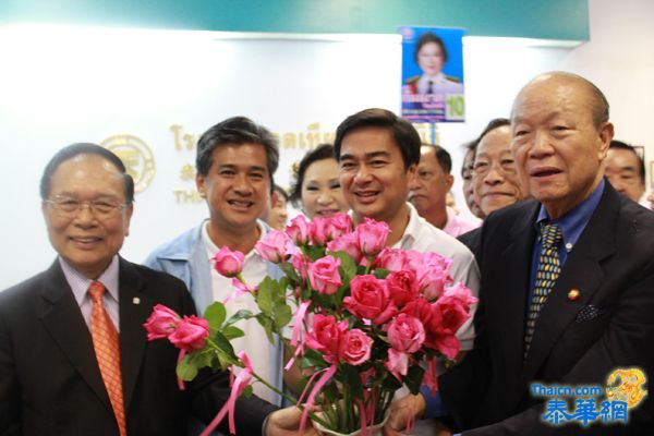 1日12點阿披實冒雨拜訪天華醫院為選舉做最後衝刺