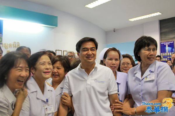 1日12點阿披實冒雨拜訪天華醫院為選舉做最後衝刺