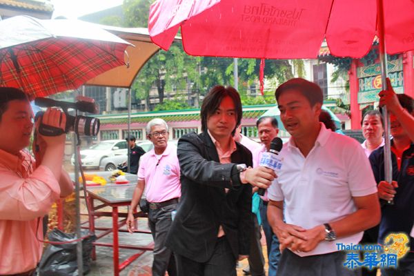 【泰华网独家报道】阿披实冒雨前往唐人街为竞选做最后冲刺