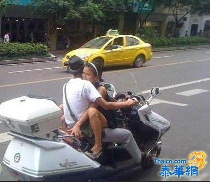 公路忘情男女骑电动车也玩车震