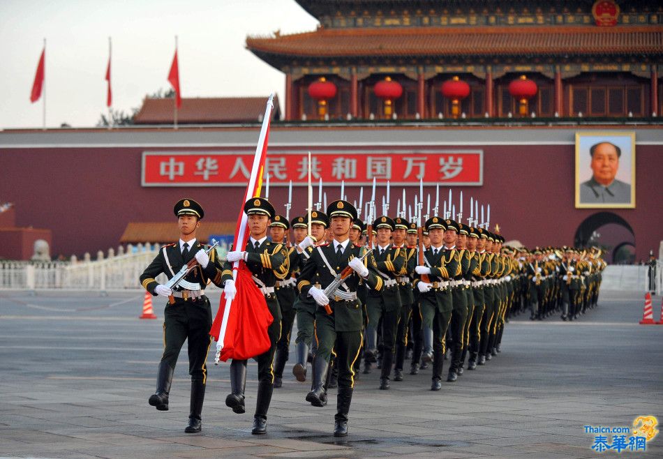 中国62岁生日  12万人集聚天安门广场看升旗