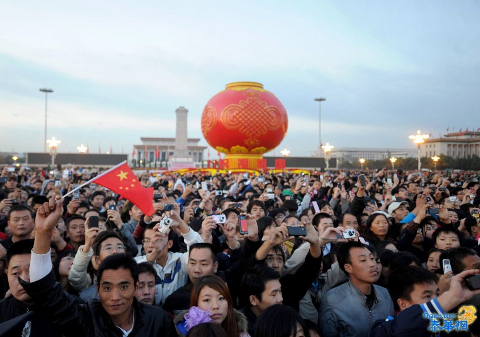 中国62岁生日  12万人集聚天安门广场看升旗