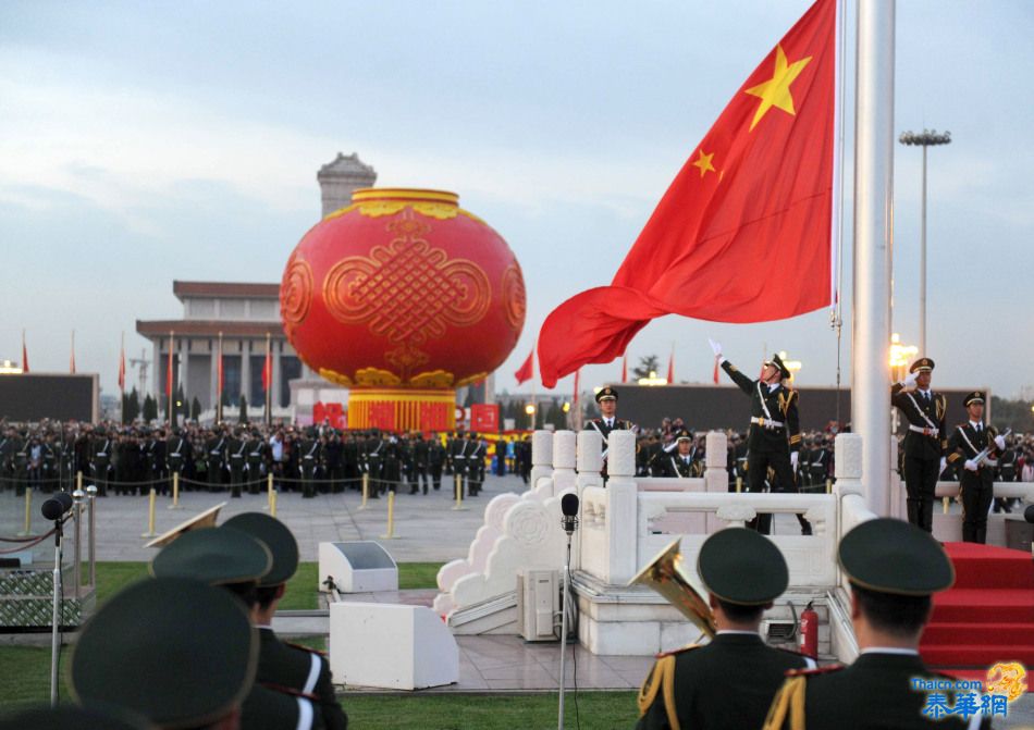 中国62岁生日  12万人集聚天安门广场看升旗