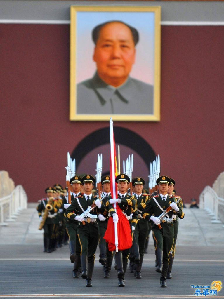 中国62岁生日  12万人集聚天安门广场看升旗