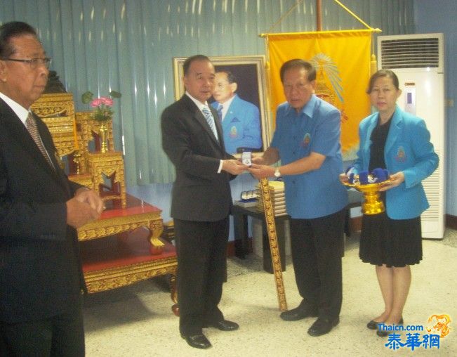泰国道德善堂五四年十月十二日（星期三）上午十时赴皇上御助叻巴差努可•慈善基金会呈献救助水灾善款八十万铢