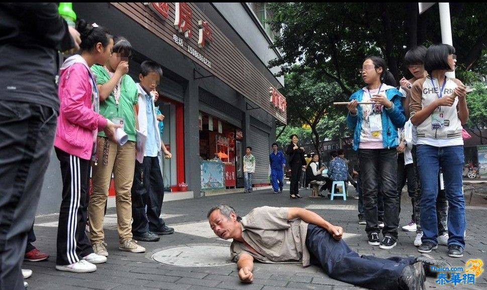 重庆一老人摔路边许多学生围观却无人搀扶