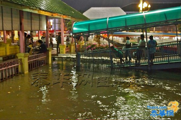 【泰华网报道】10月20日晚曼谷湄南河水位写真