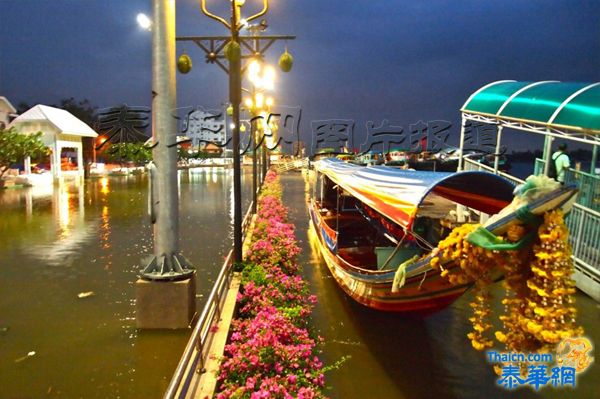 【泰华网报道】10月20日晚曼谷湄南河水位写真