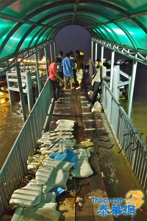 【泰华网报道】10月20日晚曼谷湄南河水位写真