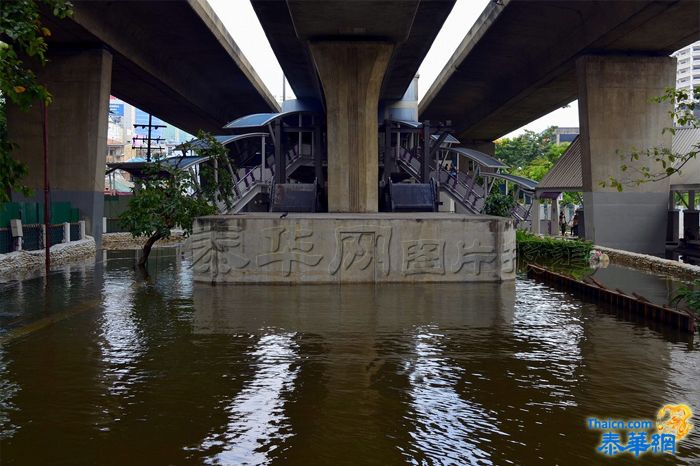 【泰华网报道】10月21日湄南河河水溢出,曼谷市区部分街道被淹