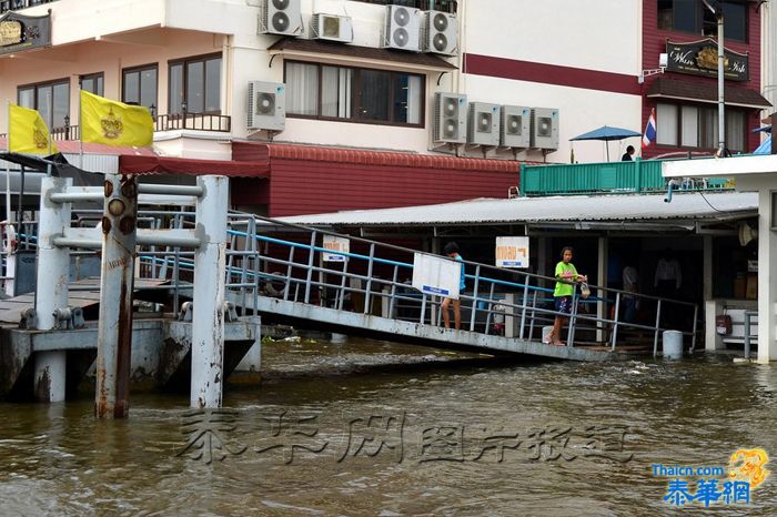 【泰华网报道】10月21日湄南河河水溢出,曼谷市区部分街道被淹