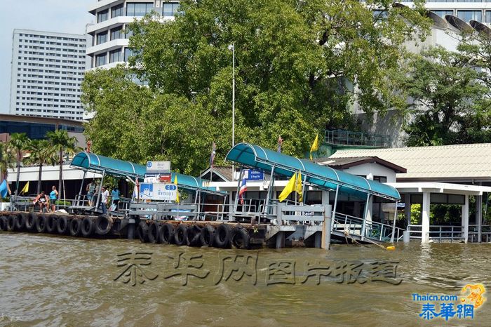 【泰华网报道】10月21日湄南河河水溢出,曼谷市区部分街道被淹