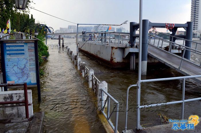 【泰华网报道】10月21日湄南河河水溢出,曼谷市区部分街道被淹