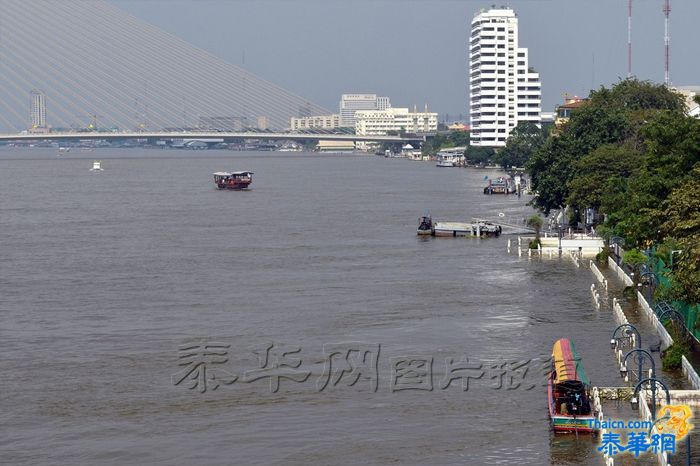 【泰华网报道】10月21日湄南河河水溢出,曼谷市区部分街道被淹