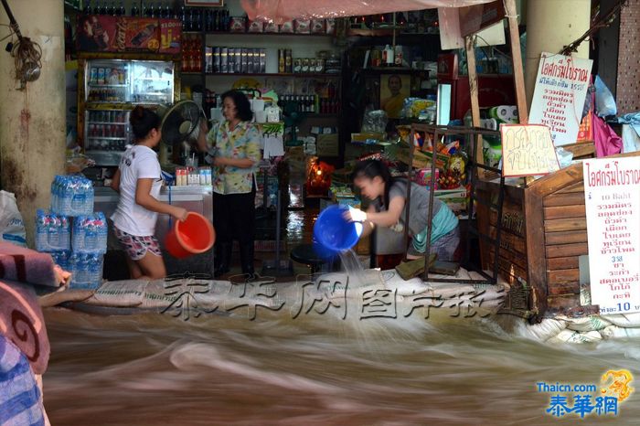 【泰华网报道】10月21日湄南河河水溢出,曼谷市区部分街道被淹