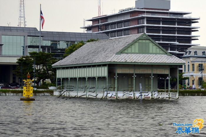 【泰华网报道】10月21日湄南河河水溢出,曼谷市区部分街道被淹